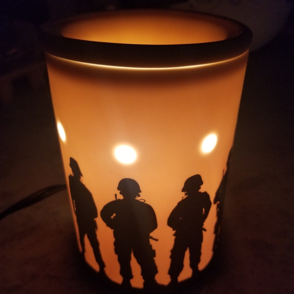 Scentsy Service and Sacrifice Warmer NEW M… - Picture 4 of 8